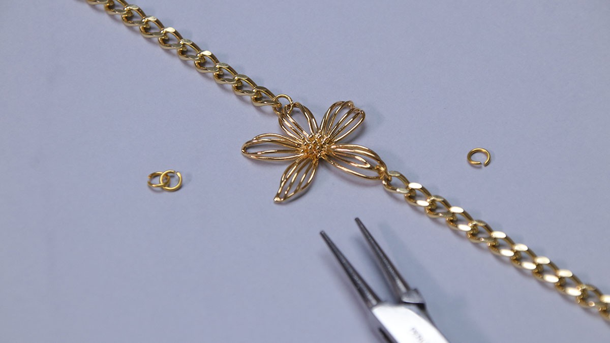 Flower and chain link bracelet : Step 2 Flower and chain link bracelet : Step 2