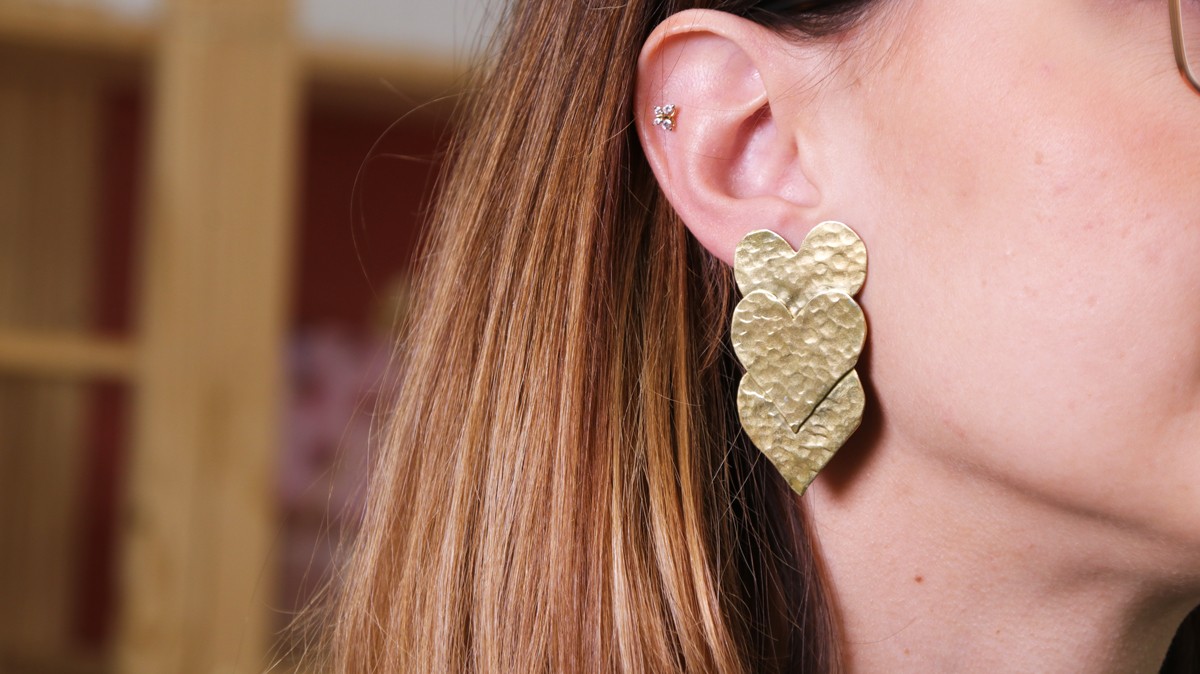 Schema  Hammered effect dangling heart earrings - Handcrafted