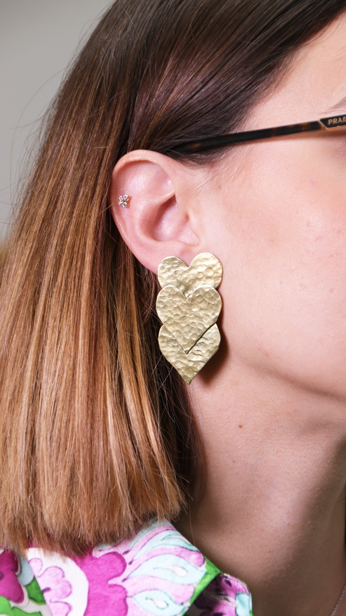 Schema  Hammered effect dangling heart earrings - Handcrafted