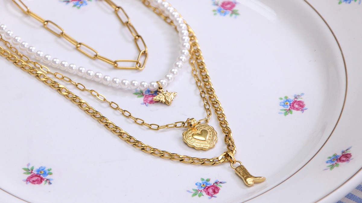 Multi-row necklace with chains and pearly pearls Multi-row necklace with chains and pearly pearls