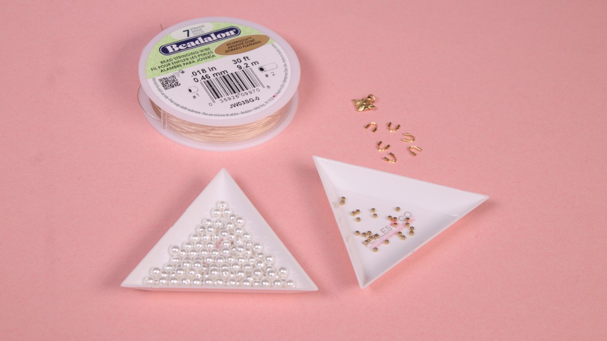 Multi-row necklace with chains and pearly pearls : Step 1