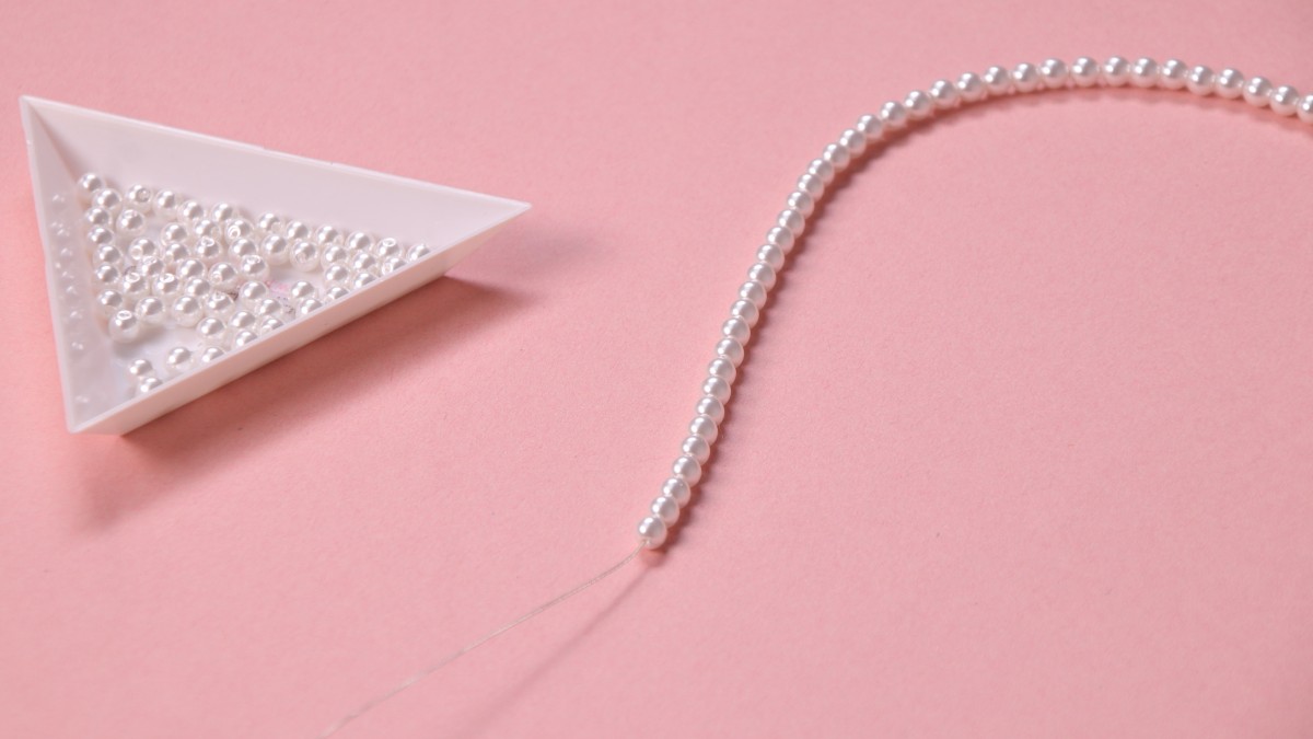 Multi-row necklace with chains and pearly pearls : Step 4