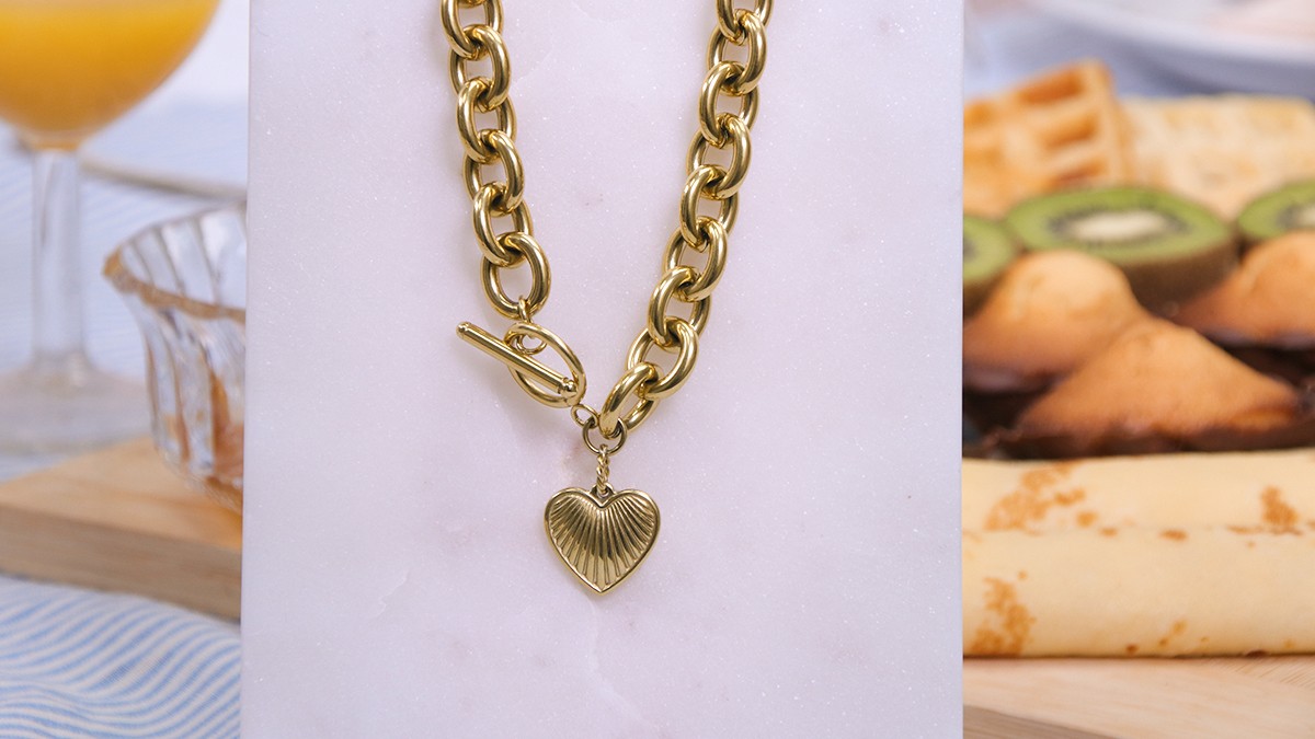 Schema  Necklace with T clasp and heart pendant