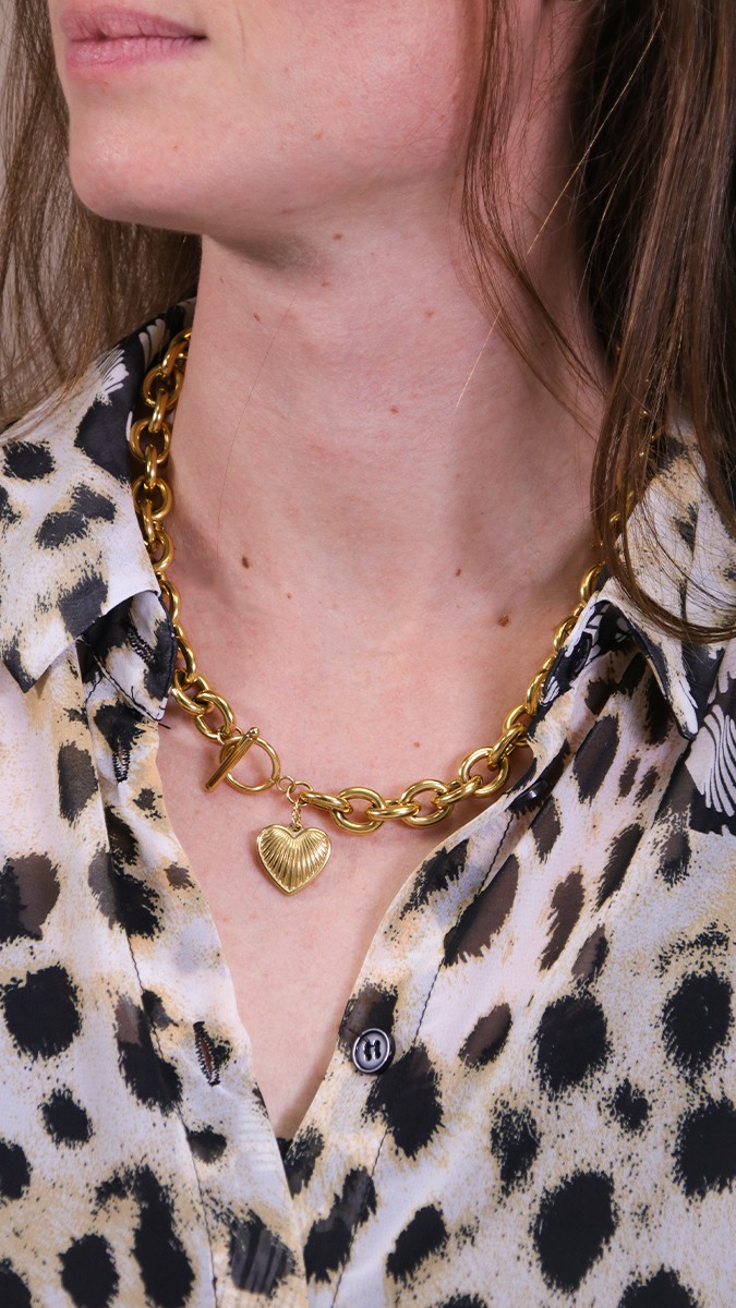 Schema  Necklace with T clasp and heart pendant