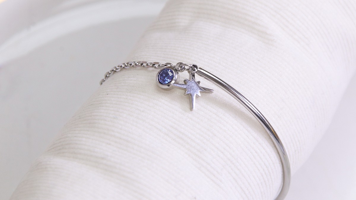 Customizable stainless steel half-rimmed bracelet with charms