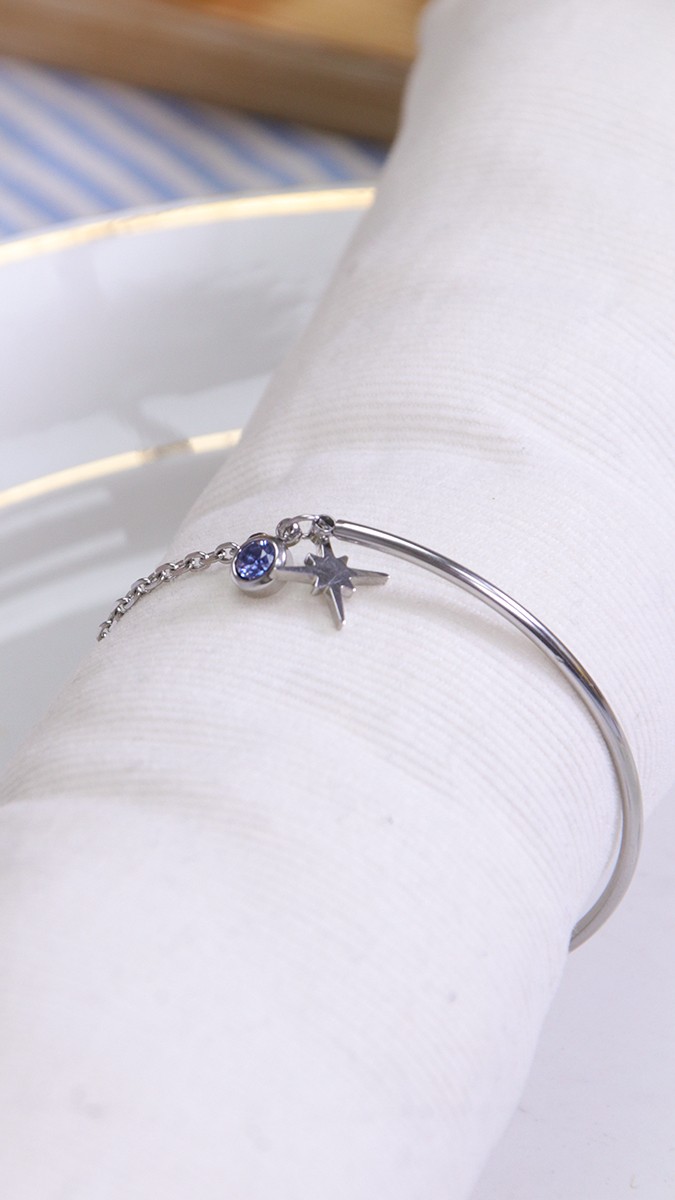 Schema  Customizable stainless steel half-rimmed bracelet with charms