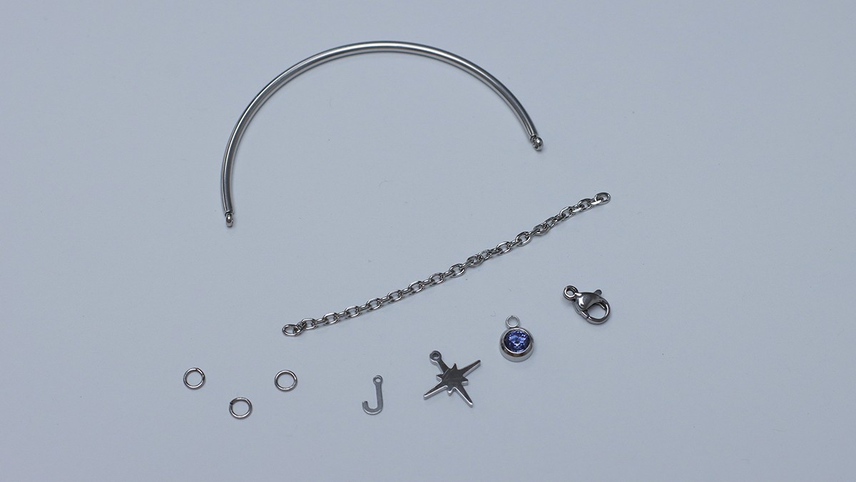 Customizable stainless steel half-rimmed bracelet with charms : Step 1