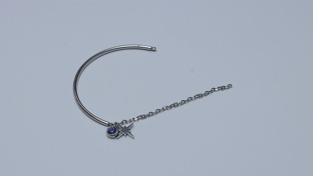 Customizable stainless steel half-rimmed bracelet with charms : Step 2