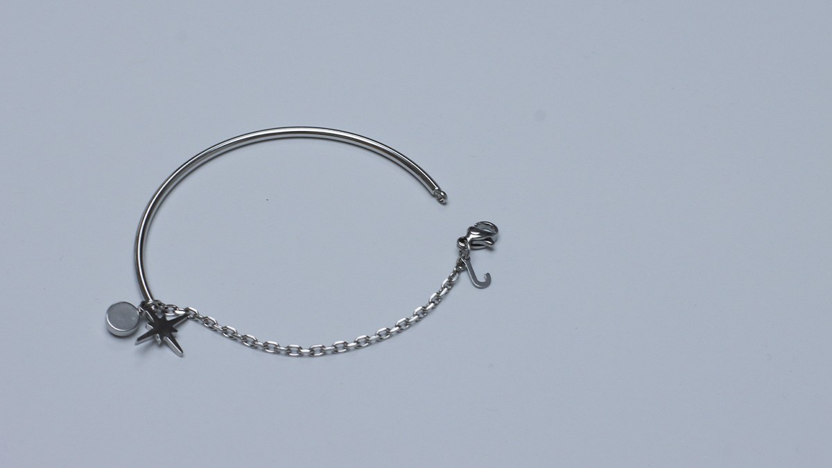 Customizable stainless steel half-rimmed bracelet with charms : Step 3