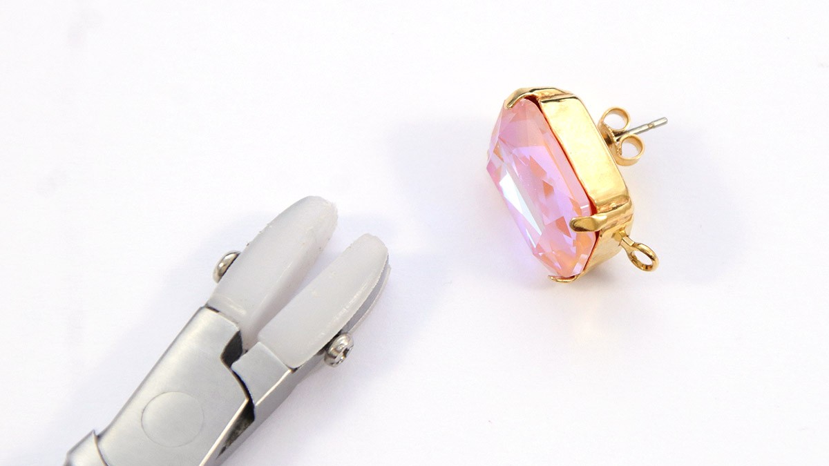 DIY Easy-to-make Peach Fuzz earrings : Step 6