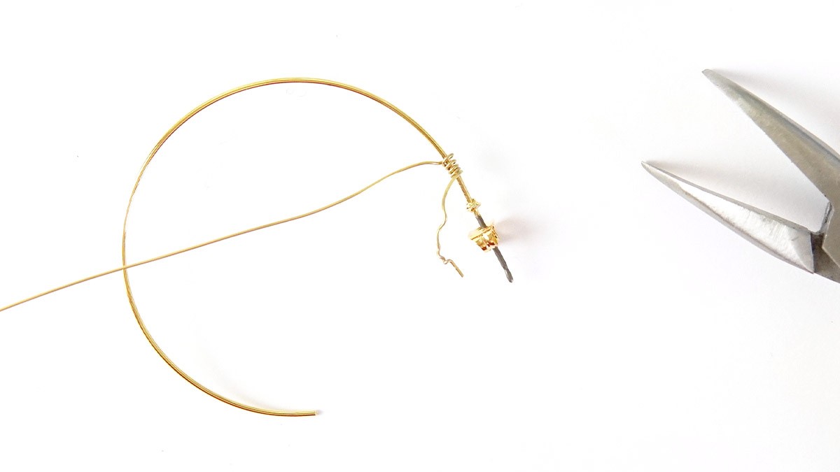 Gold-plated stainless steel hoop earrings in Garnet : Step 1 Gold-plated stainless steel hoop earrings in Garnet : Step 1