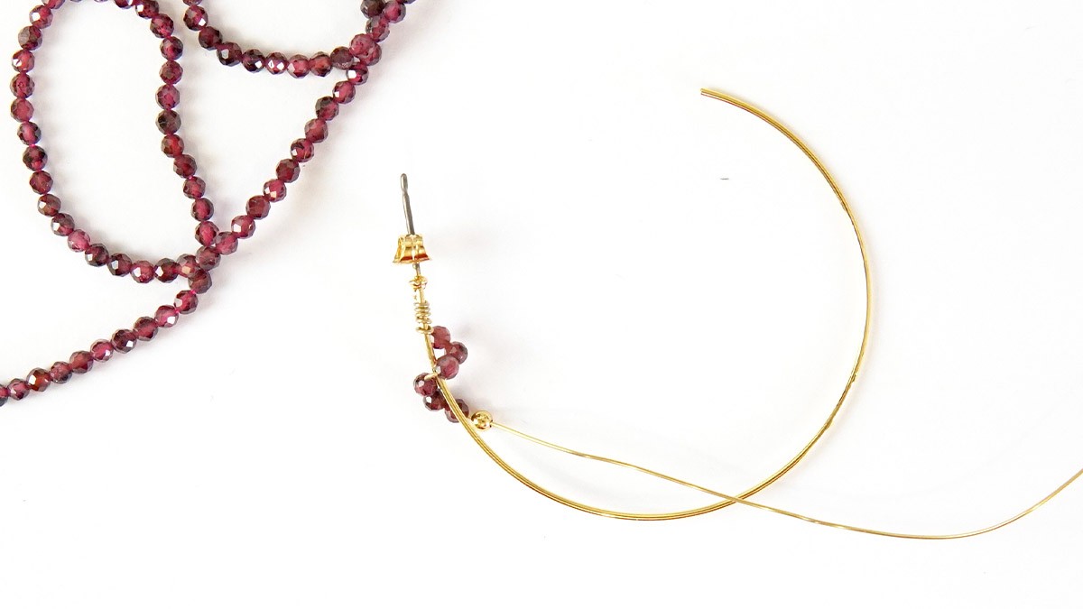 Gold-plated stainless steel hoop earrings in Garnet : Step 2 Gold-plated stainless steel hoop earrings in Garnet : Step 2