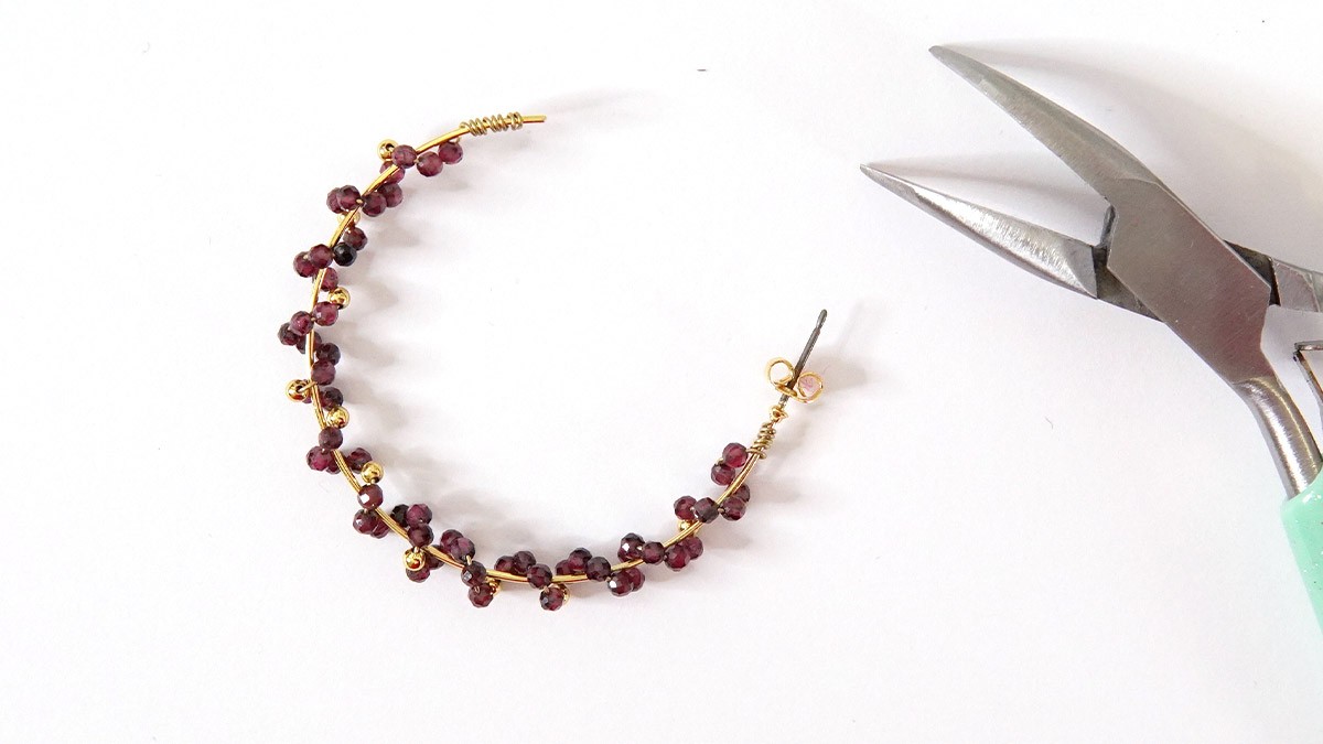 Gold-plated stainless steel hoop earrings in Garnet : Step 3 Gold-plated stainless steel hoop earrings in Garnet : Step 3