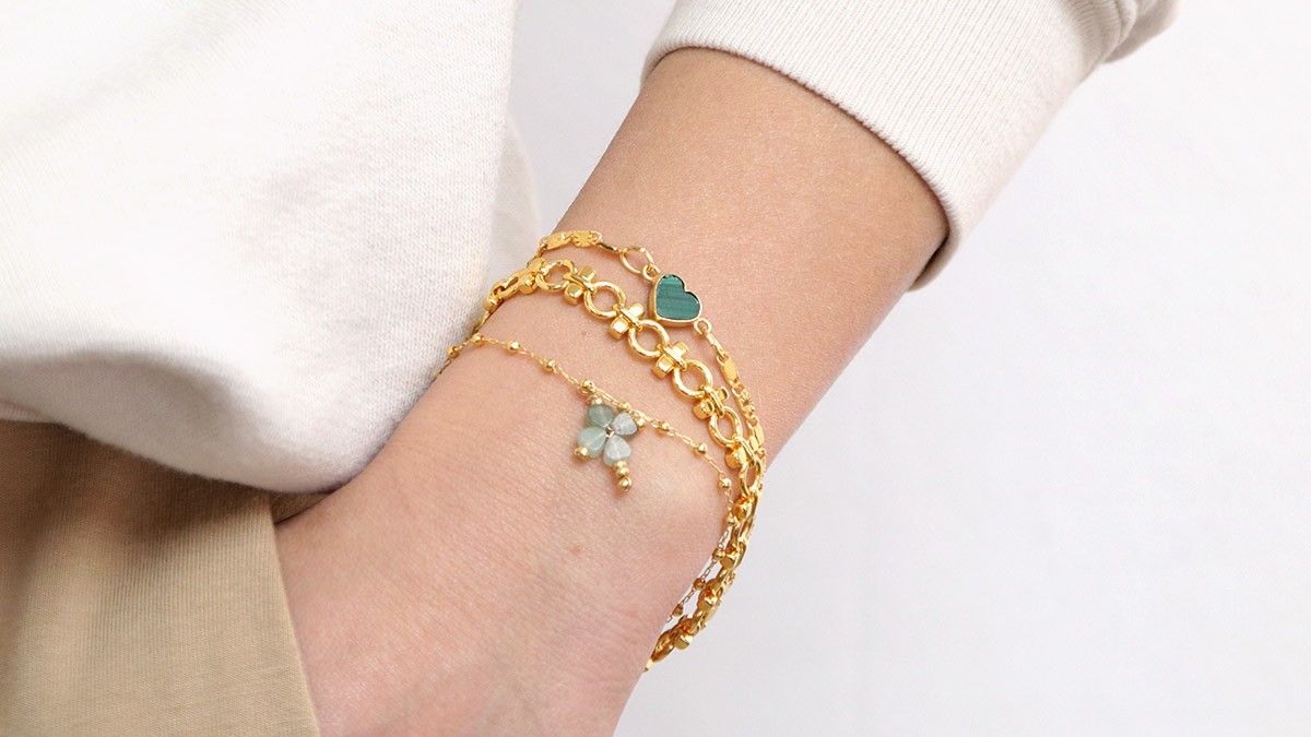 Bracelets chaînes dorées et breloque trèfle