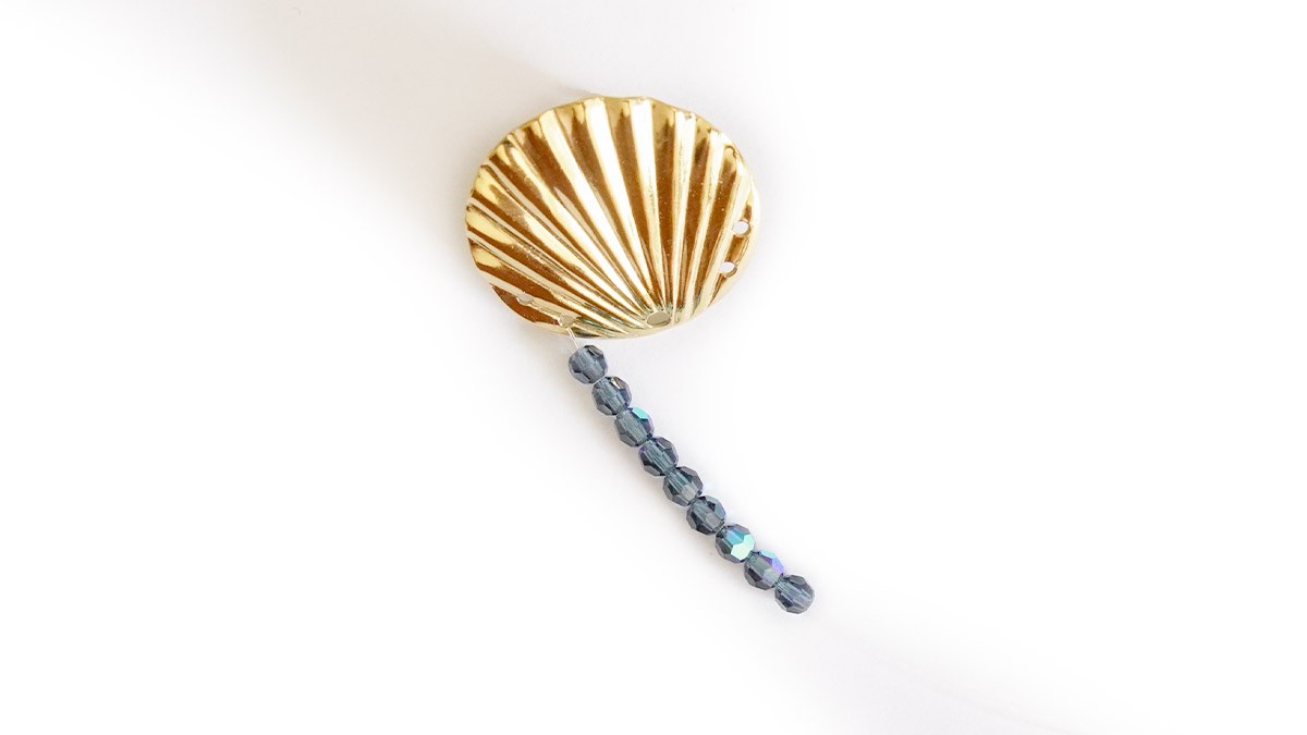 Gold-plated Preciosa fan and pearl earrings : Step 1