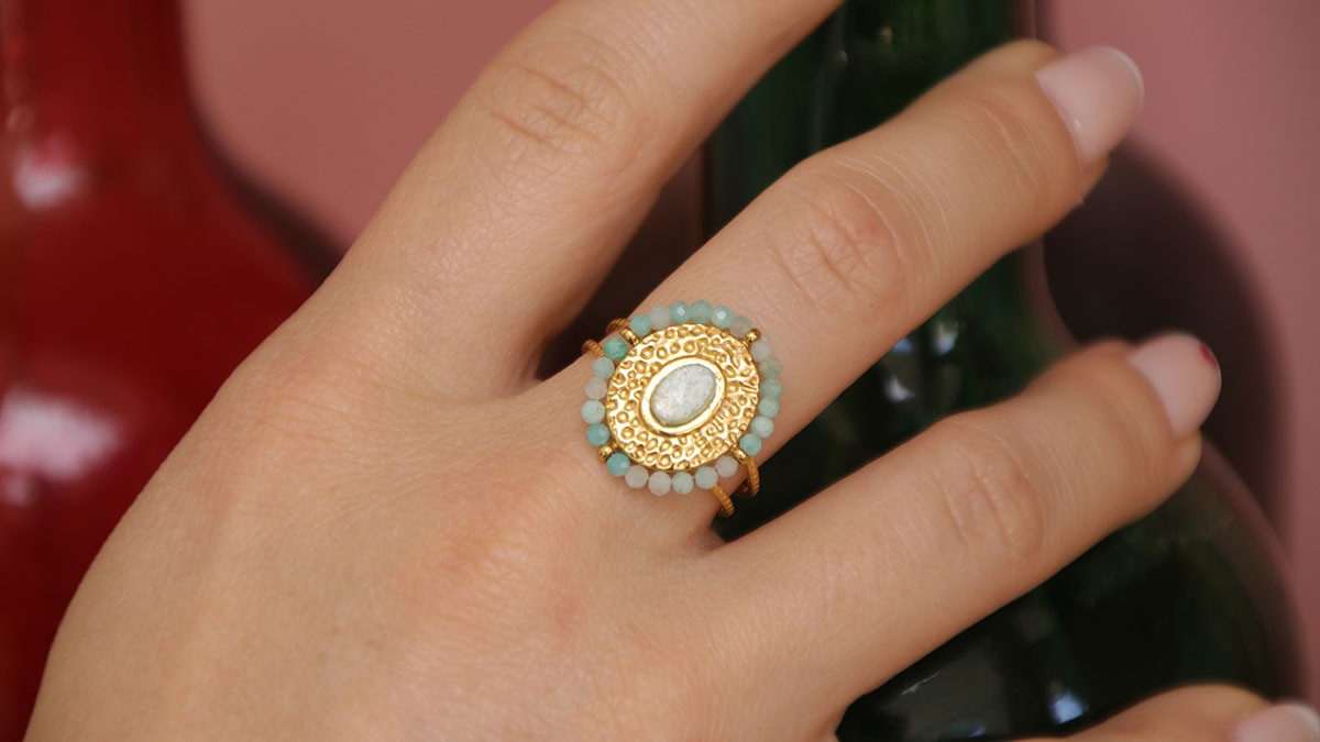 Oval ring with cabochon and natural stones