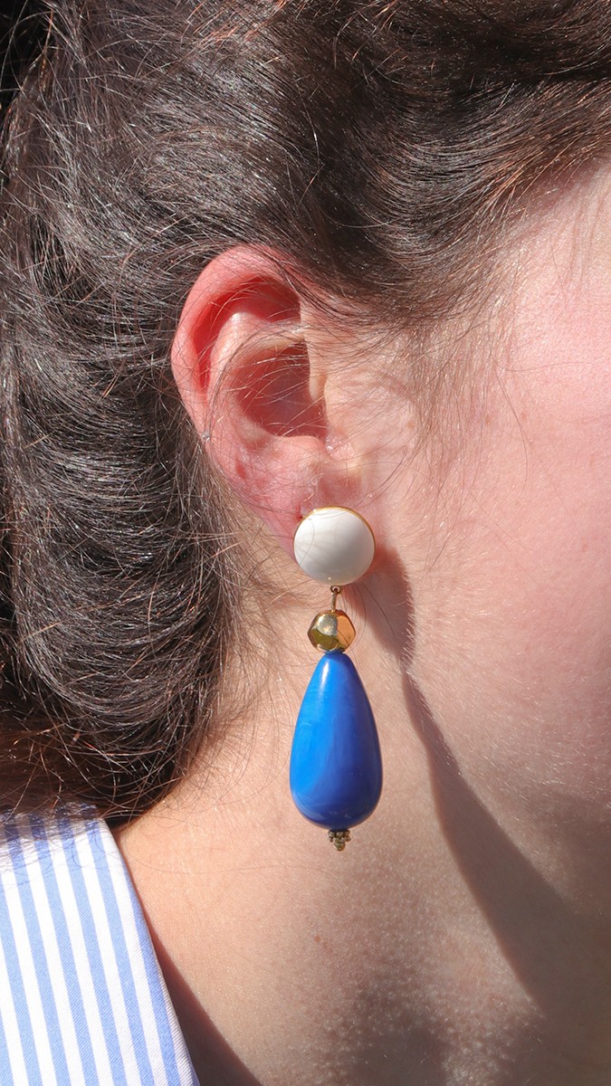 Schema Earrings with pear-shaped resin beads Schema Earrings with pear-shaped resin beads