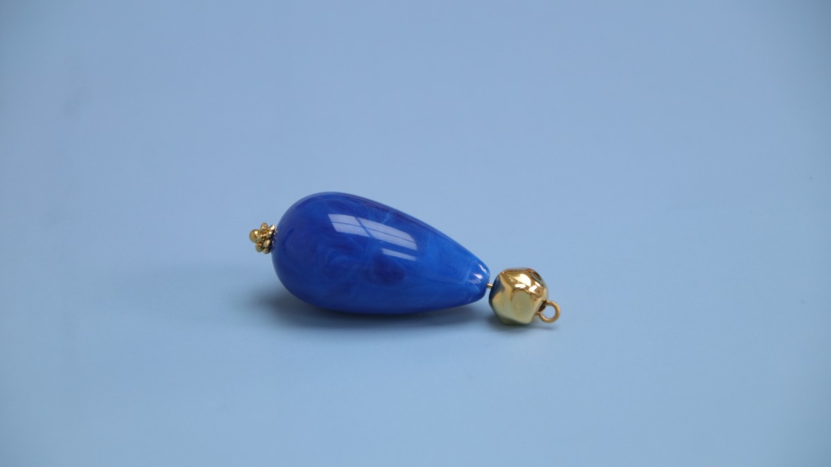Earrings with pear-shaped resin beads : Step 2 Earrings with pear-shaped resin beads : Step 2