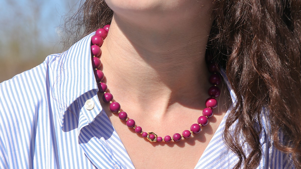 Schema  Eggplant resin beads necklace