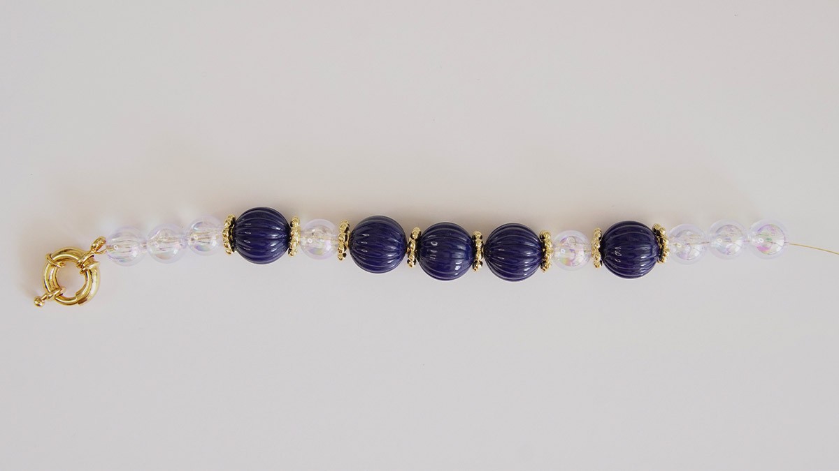 Bracelet with large round transparent and striated pearls : Step 2