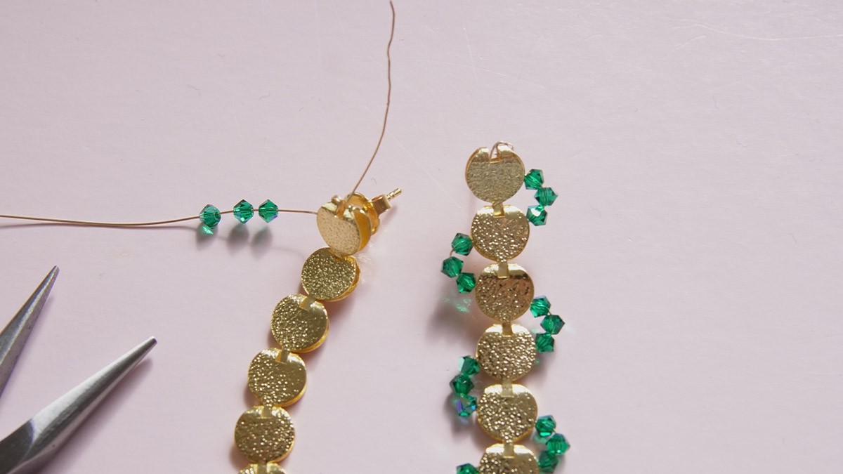 Long gold earrings with green crystal spinning tops : Step 1