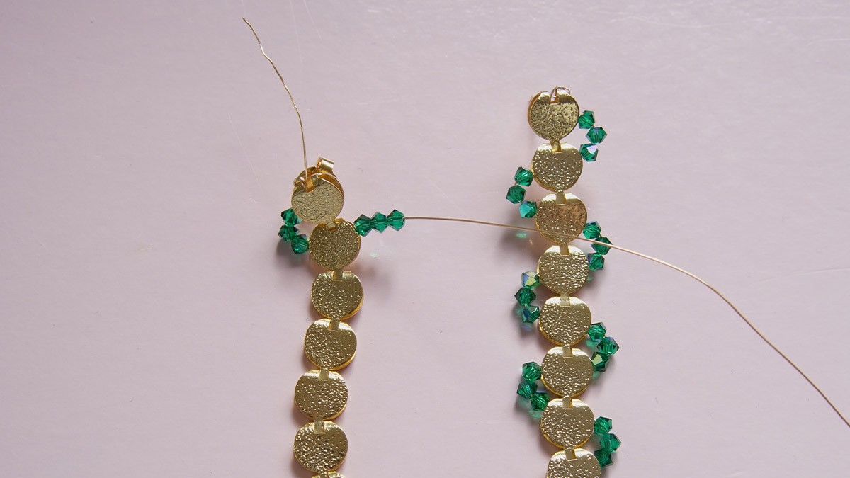 Long gold earrings with green crystal spinning tops : Step 2