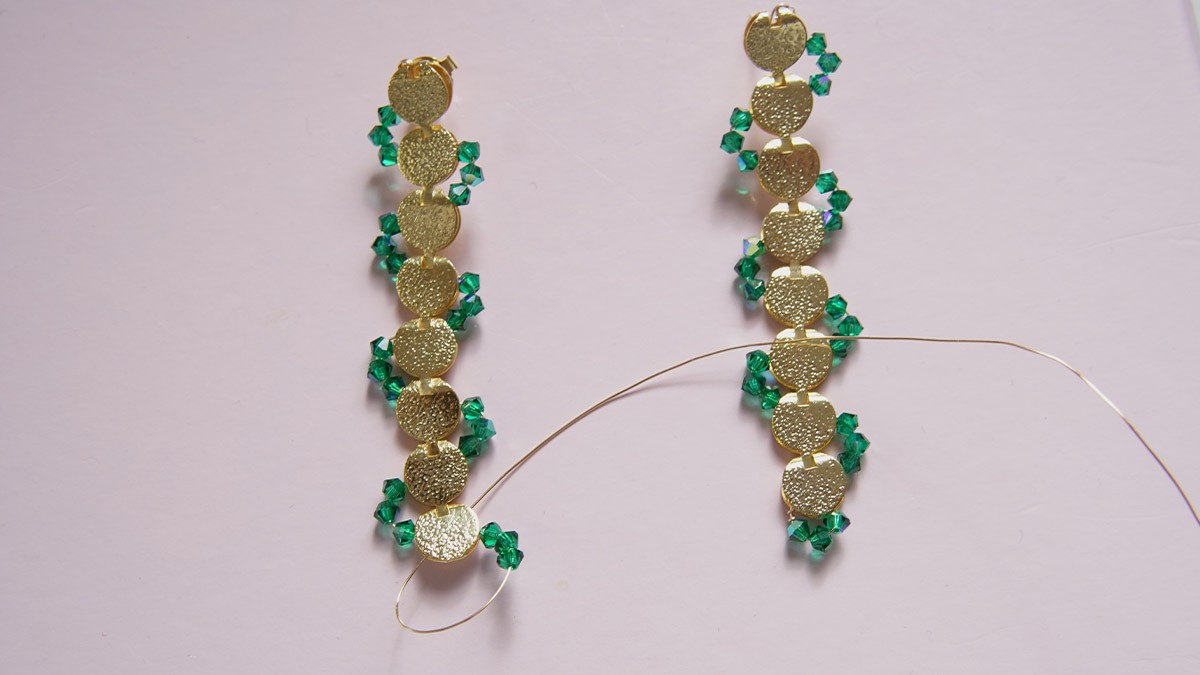 Long gold earrings with green crystal spinning tops : Step 3