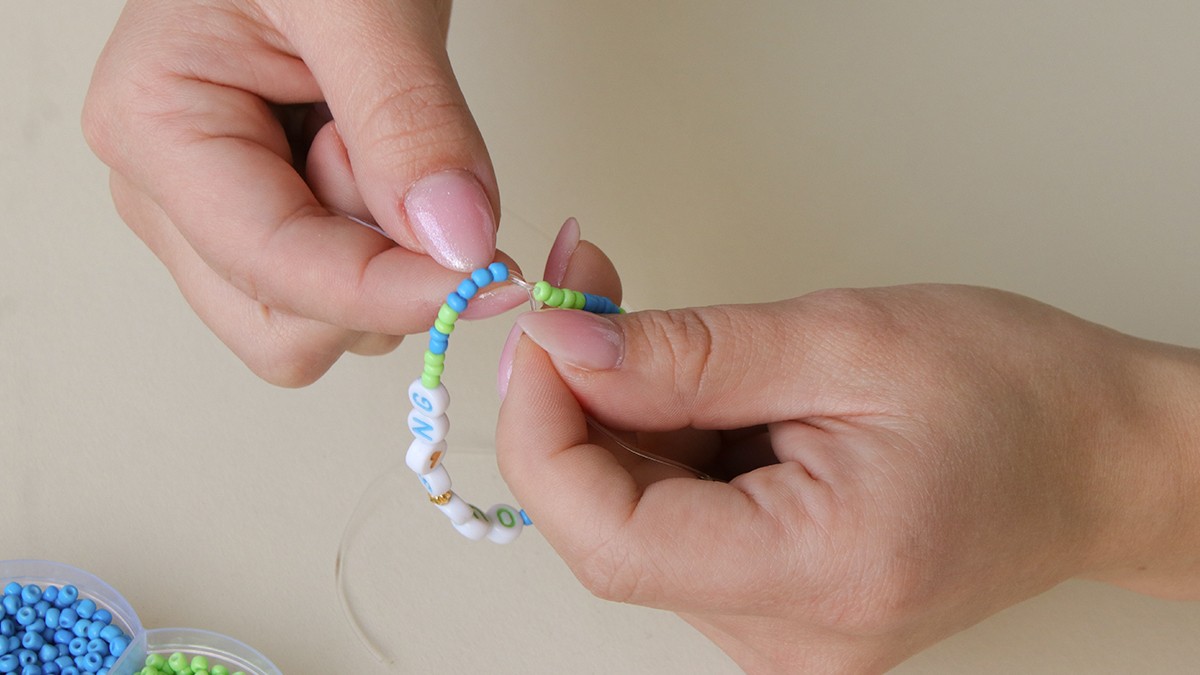 Friendship bracelets with letter beads and Heishi beads : Step 3