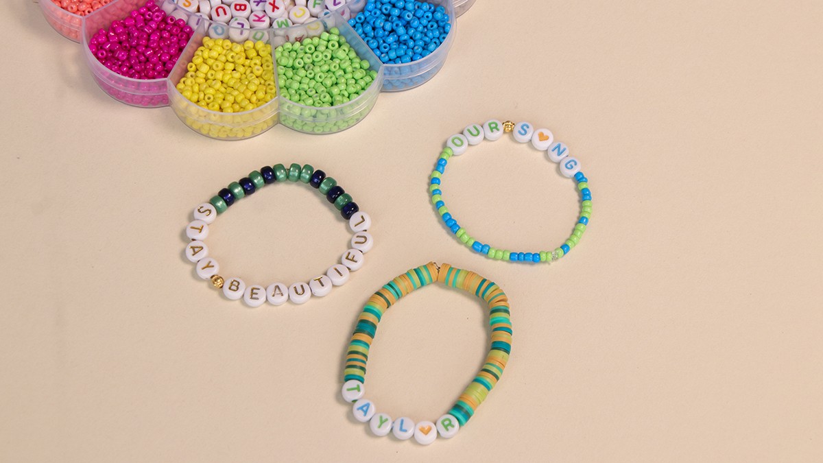 Friendship bracelets with letter beads and Heishi beads : Step 4