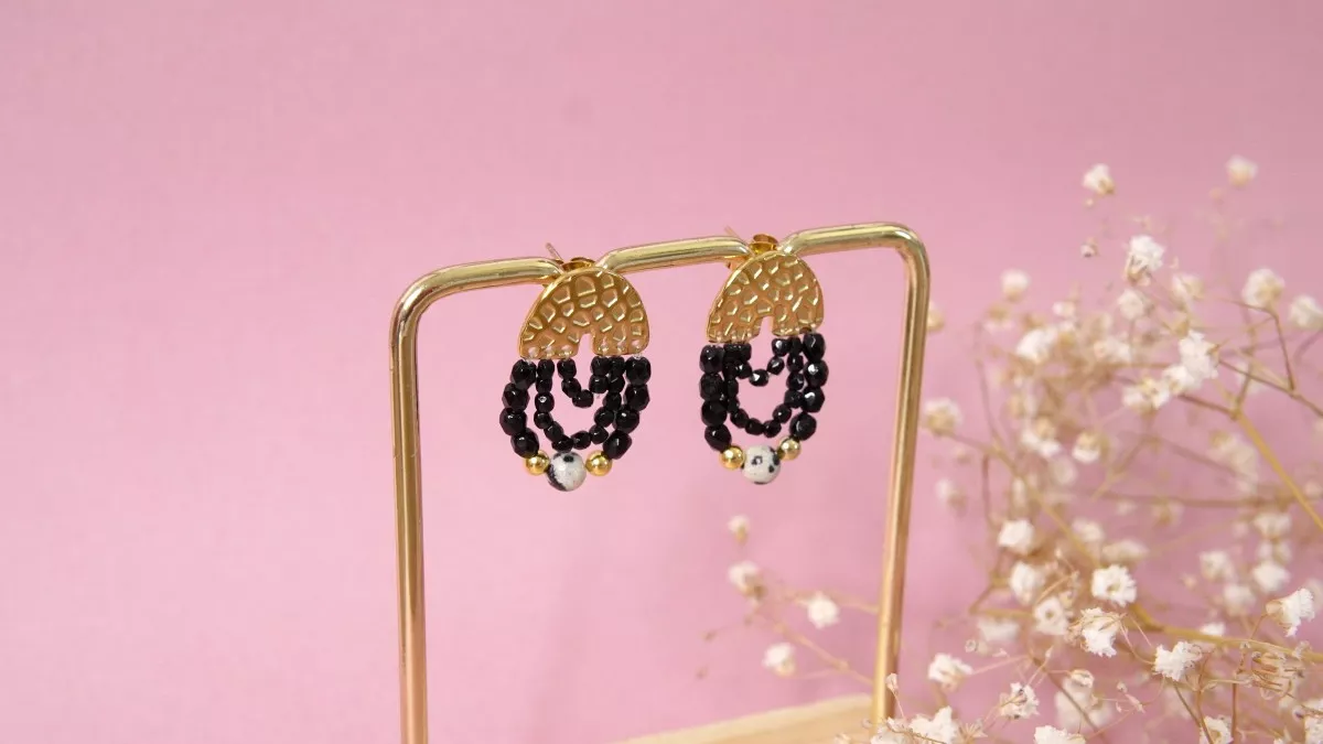 Gold-plated bridge earrings with black pearls