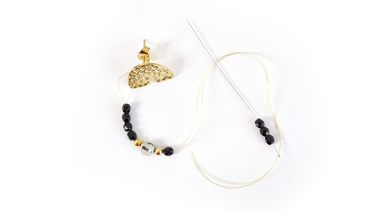 Gold-plated bridge earrings with black pearls : Step 1