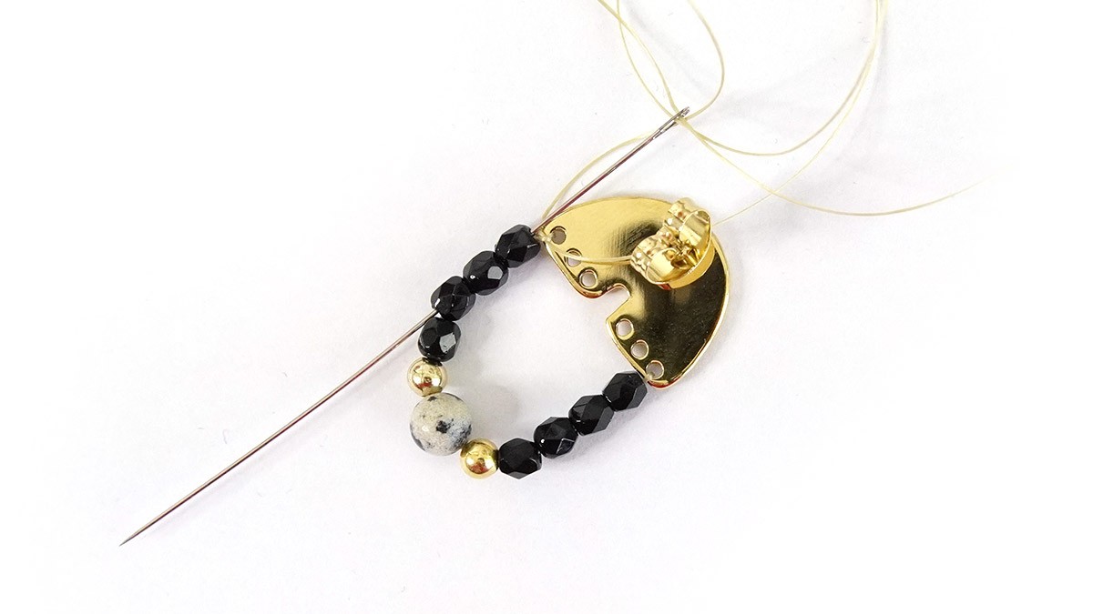 Gold-plated bridge earrings with black pearls : Step 2