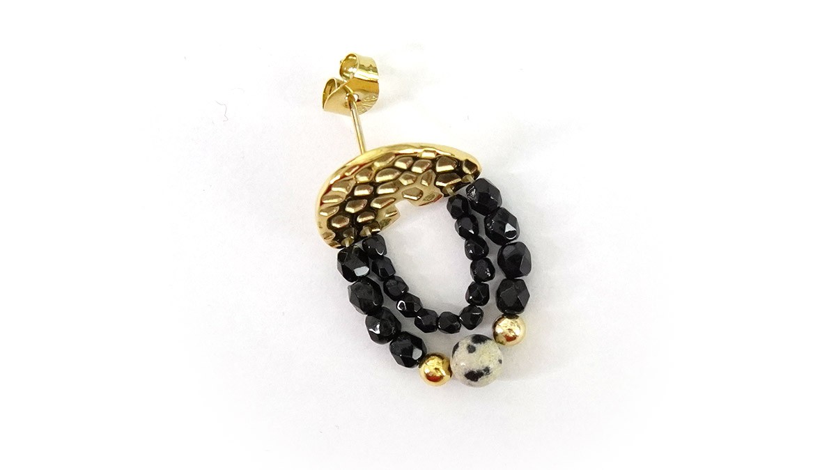 Gold-plated bridge earrings with black pearls : Step 3