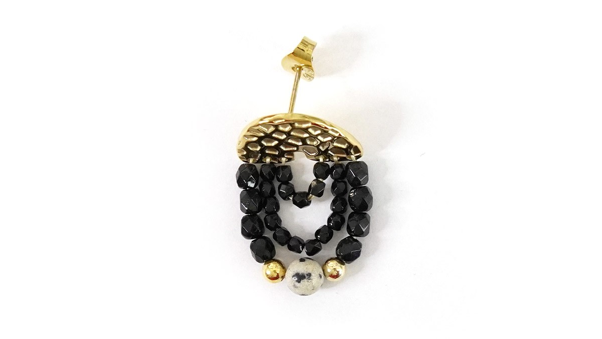 Gold-plated bridge earrings with black pearls : Step 4