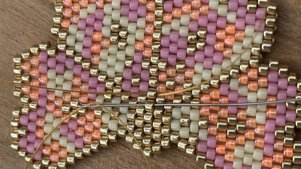 Brick Stitch weaving flower earrings : Step 3 Brick Stitch weaving flower earrings : Step 3