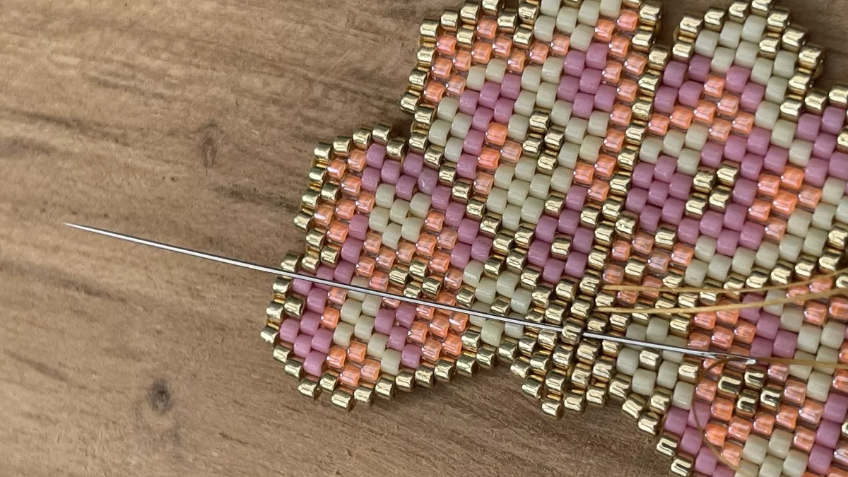 Brick Stitch weaving flower earrings : Step 4 Brick Stitch weaving flower earrings : Step 4