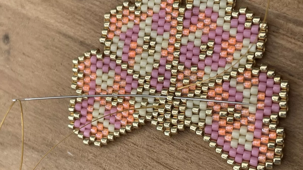 Brick Stitch weaving flower earrings : Step 5 Brick Stitch weaving flower earrings : Step 5