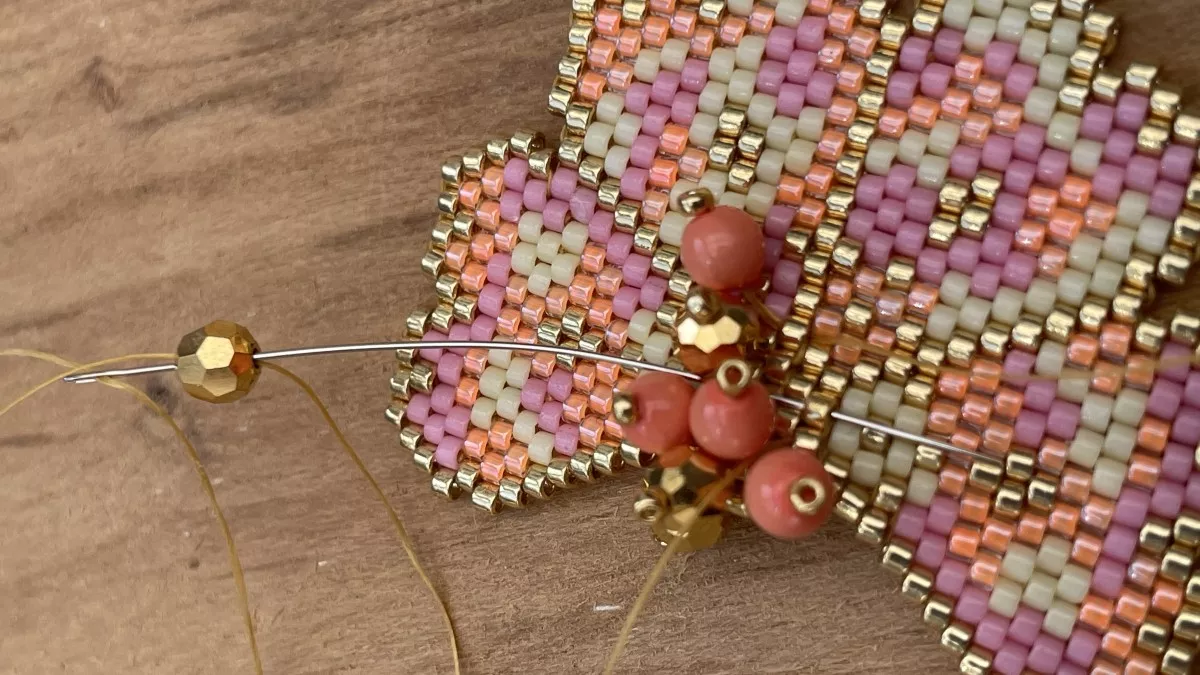 Brick Stitch weaving flower earrings : Step 29 Brick Stitch weaving flower earrings : Step 29