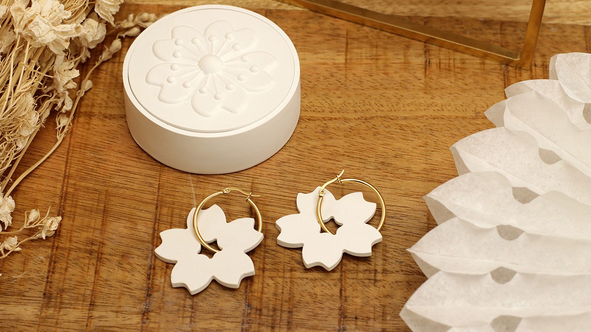 Raysin powdered flower creoles and box