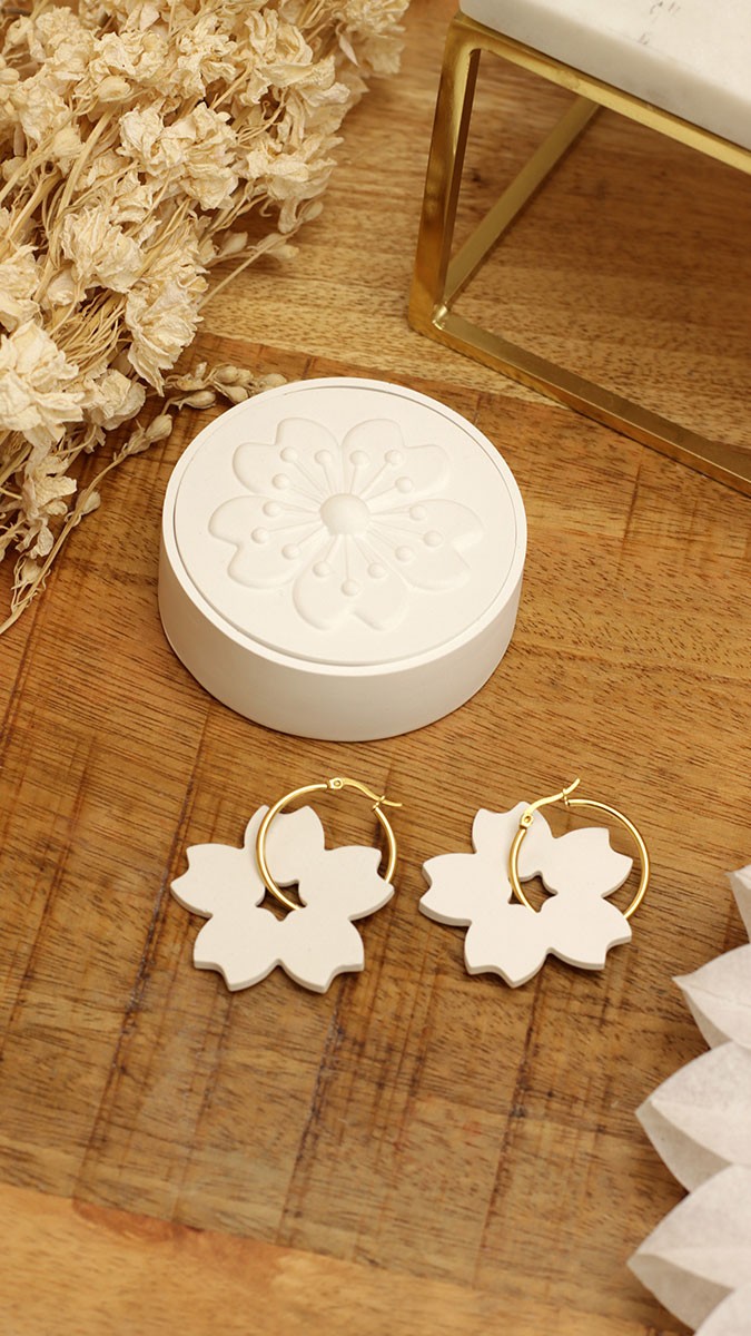 Schema  Raysin powdered flower creoles and box