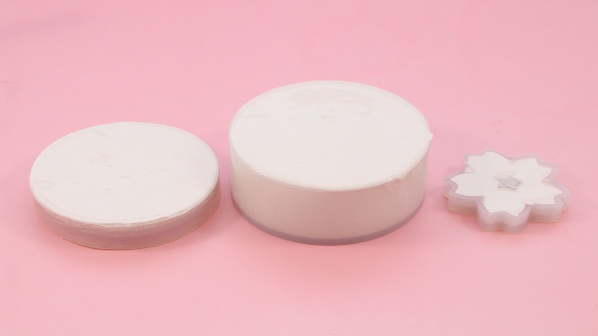 Raysin powdered flower creoles and box : Step 2