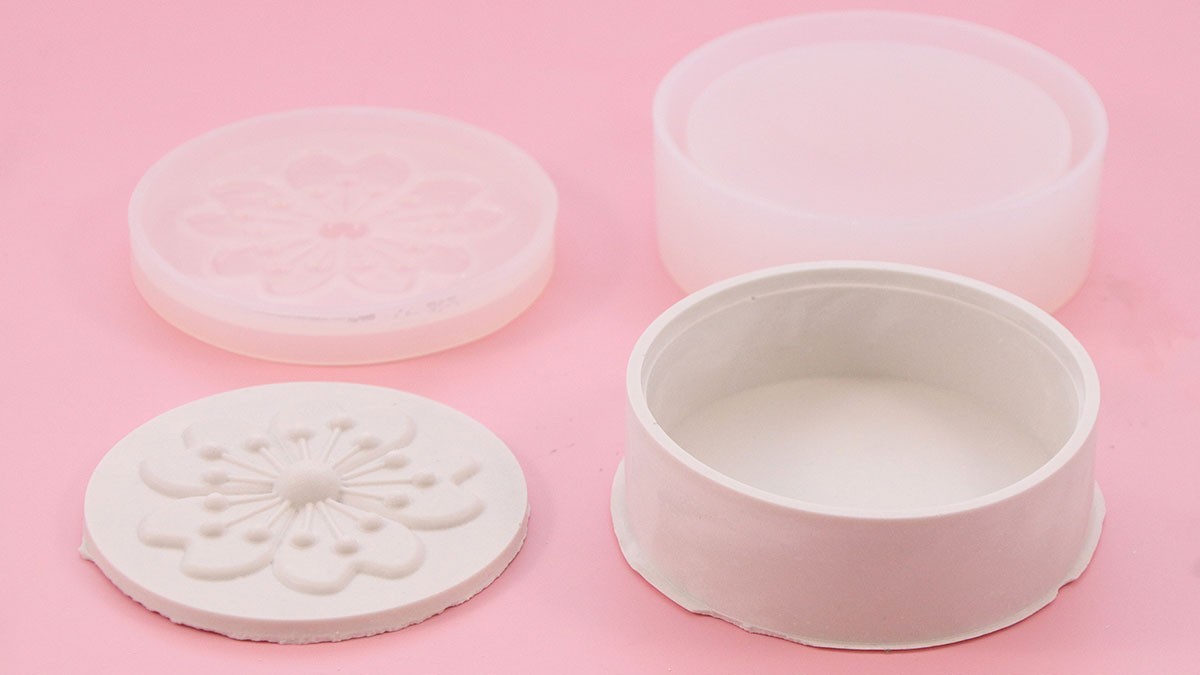 Raysin powdered flower creoles and box : Step 3