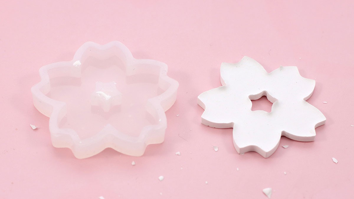 Raysin powdered flower creoles and box : Step 4