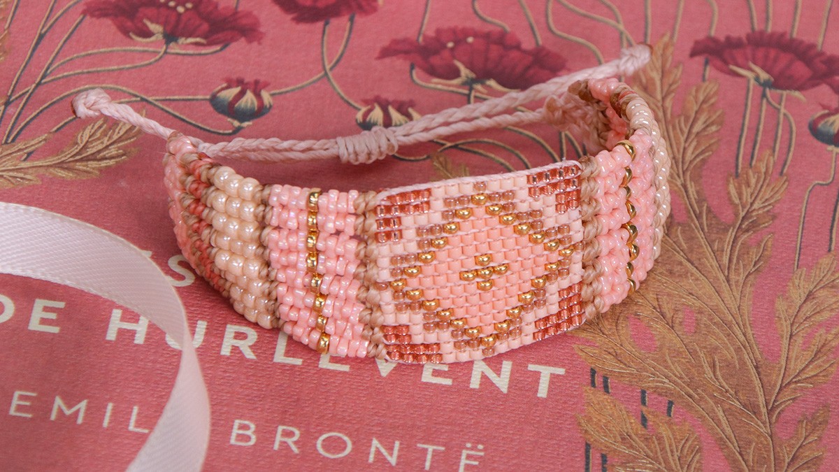 Schema Bracelet with central weave and micro macramé Schema Bracelet with central weave and micro macramé