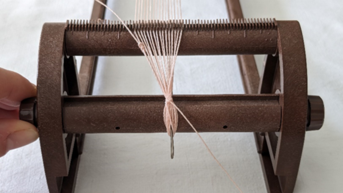 Bracelet with central weave and micro macramé : Step 2 Bracelet with central weave and micro macramé : Step 2