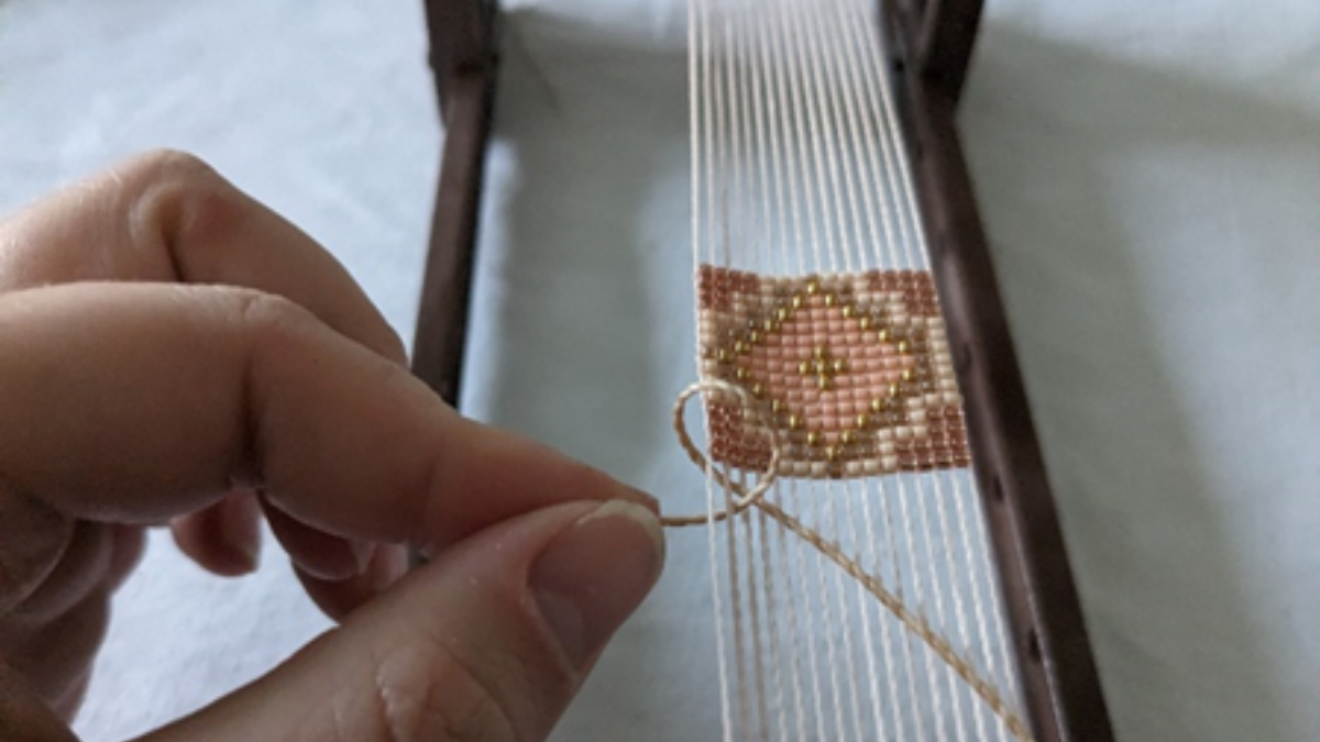 Bracelet with central weave and micro macramé : Step 4 Bracelet with central weave and micro macramé : Step 4