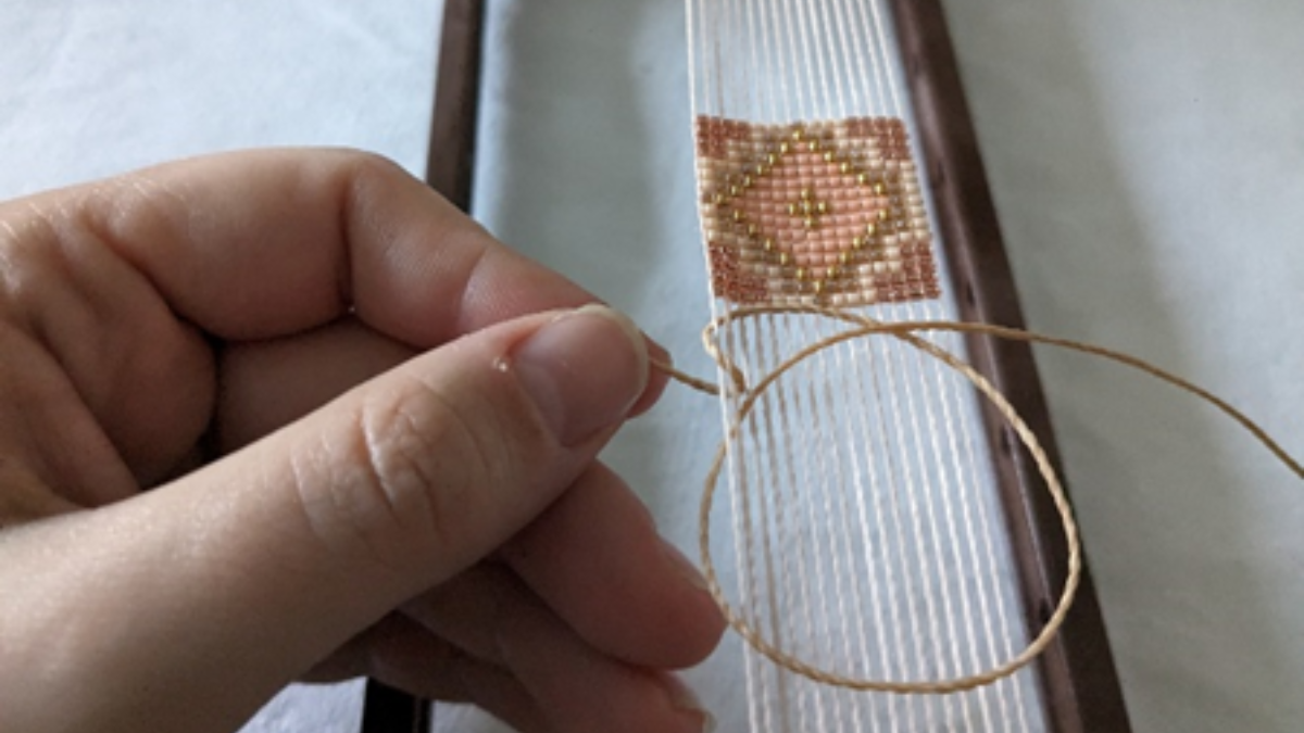 Bracelet with central weave and micro macramé : Step 5 Bracelet with central weave and micro macramé : Step 5