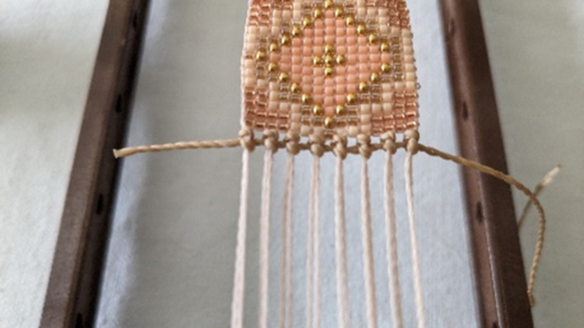 Bracelet with central weave and micro macramé : Step 8 Bracelet with central weave and micro macramé : Step 8