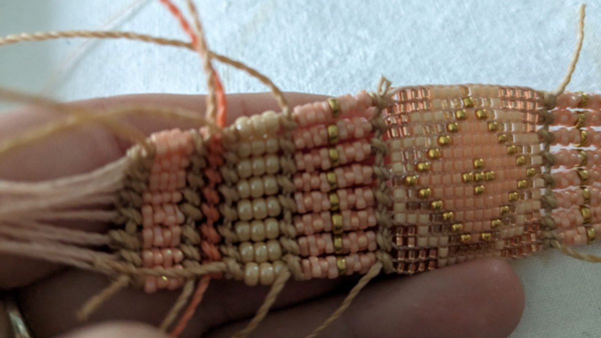 Bracelet with central weave and micro macramé : Step 10 Bracelet with central weave and micro macramé : Step 10