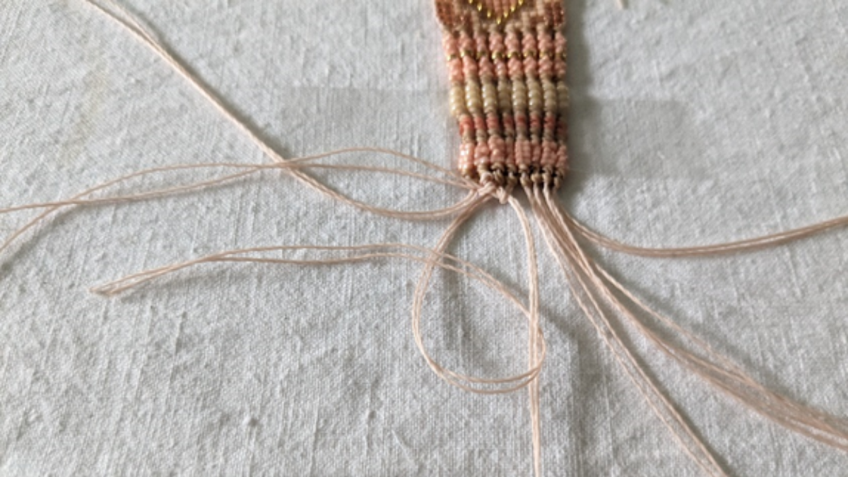 Bracelet with central weave and micro macramé : Step 13 Bracelet with central weave and micro macramé : Step 13